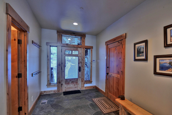 Lake Front House - Foyer