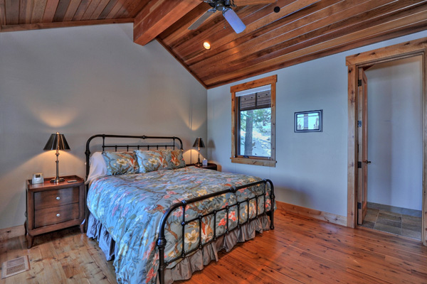 Lake Front House - Master bedroom